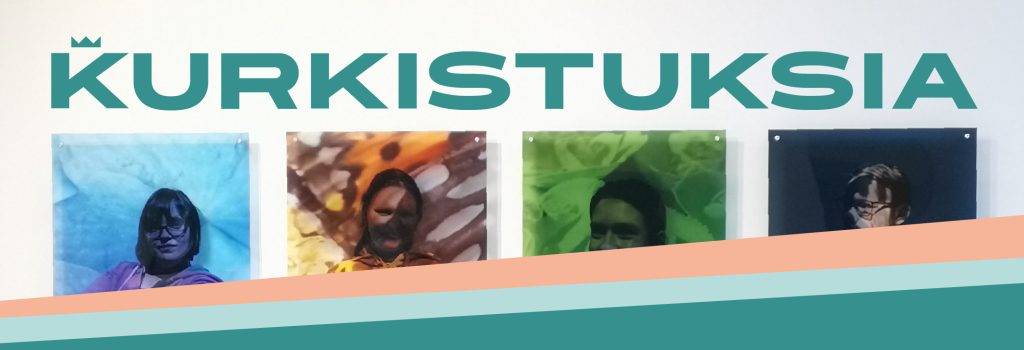Kurkistuksia. Seinällä on rivissä nuorten värikkäitä valokuvateoksia.