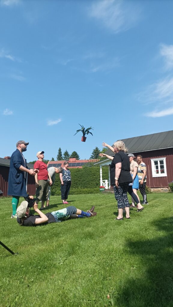 Lentävä Puutarha -esityksen kuva, jossa kasvi lentää ilmassa