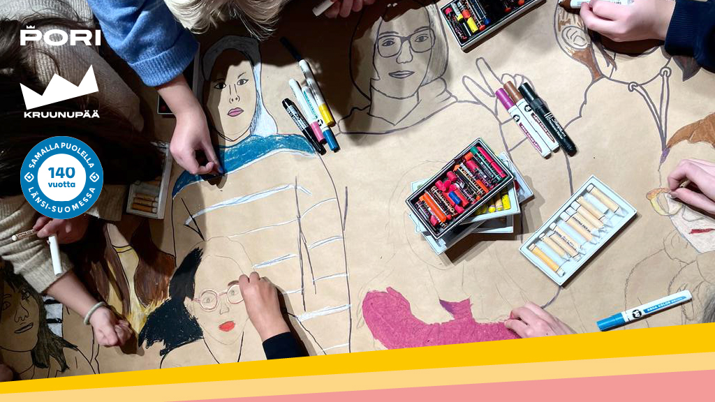 Nuoret piirtävät yhteiselle suurelle ruskealle paperille omakuviaan.
