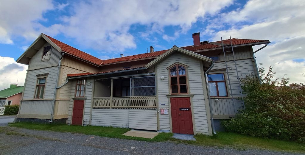Reposaaren Lääkärilä pihan puolelta, kvuassa vaaleanruskea puutalo.