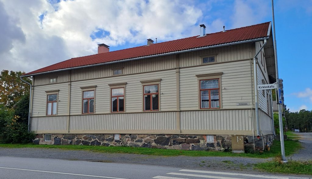 Kuvassa Reposaaren Lääkärilä, Vaaleanruskea puutalo