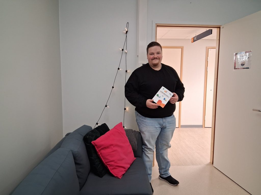 Asumis- ja talousneuvoja seisomassa oviaukossa Ohjaamolla.