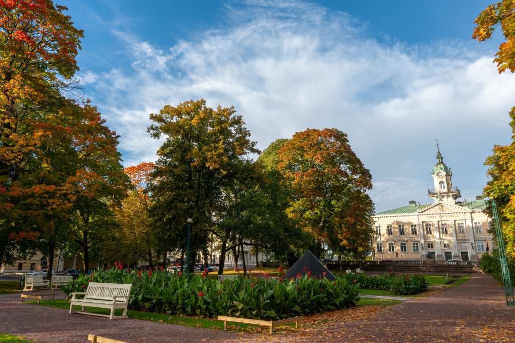 Syksyinen Raatihuoneenpuisto. Ruska, oransseja lehtiä.