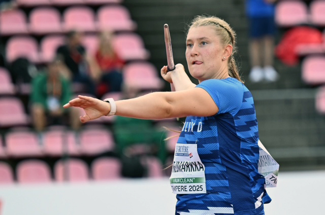 Keihäänheittäjä Rebecca Nelimarkka tekee heittosuoritusta.