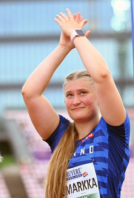 Keihäänheittäjä Rebecca Nelimarkka kiittää yleisöä taputtamalla käsiään päänsä yläpuolella.