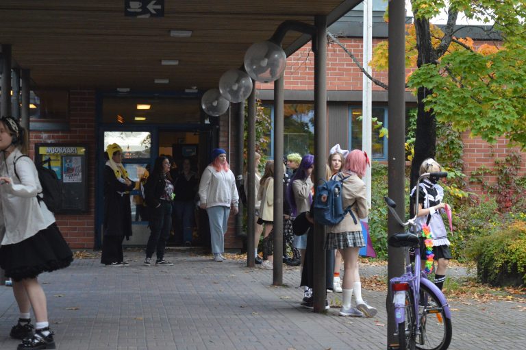 Nippori-tapahtuman kävijöitä keskustan nuorisotalolla