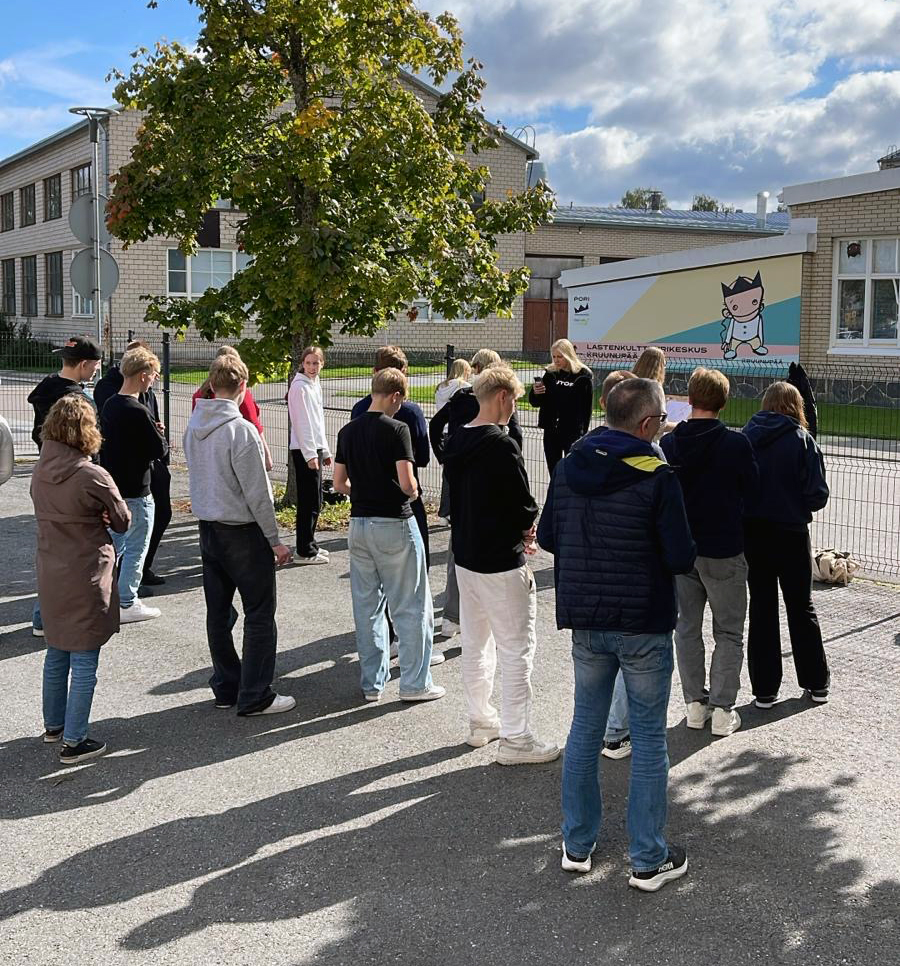 Porin lukiolaisia ryhmäytymispäivän ulkorastilla lukion pihalla.