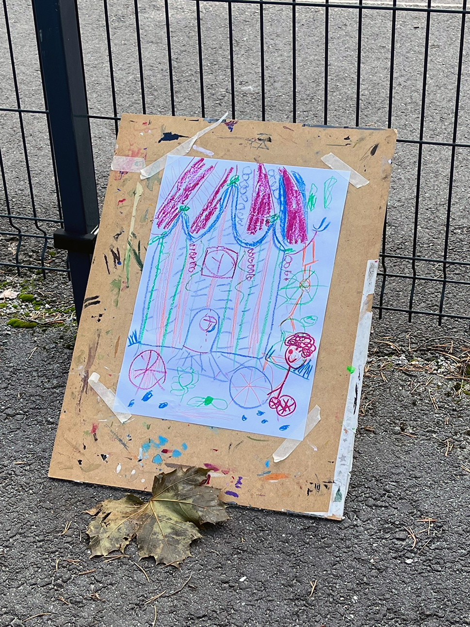 Kuva monia yksityiskohtia sisältävästä, värikkäästä piirroksesta, joka on tehty Porin lukiolaisten ryhmäytymispäivän piirtämisrastilla.