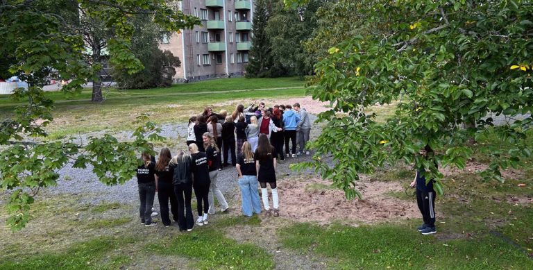 Ryhmäkuva puistosta, johon on kokoontunut Porin lukion ryhmäytymispäivään osallistuneita ykkösluokkalaisia ja tutoreita.