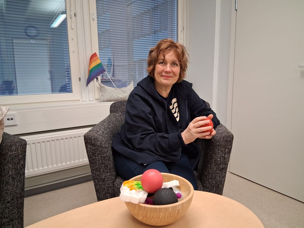 Henkilö, seksuaaliterapeutti Sanna Nyrhinen, istumassa nojatuolissa