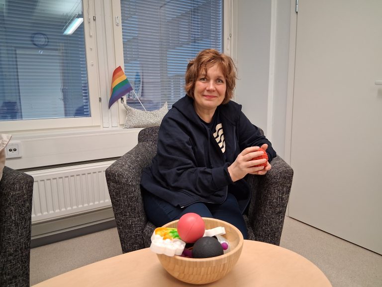 Henkilö, seksuaaliterapeutti Sanna Nyrhinen, istumassa nojatuolissa