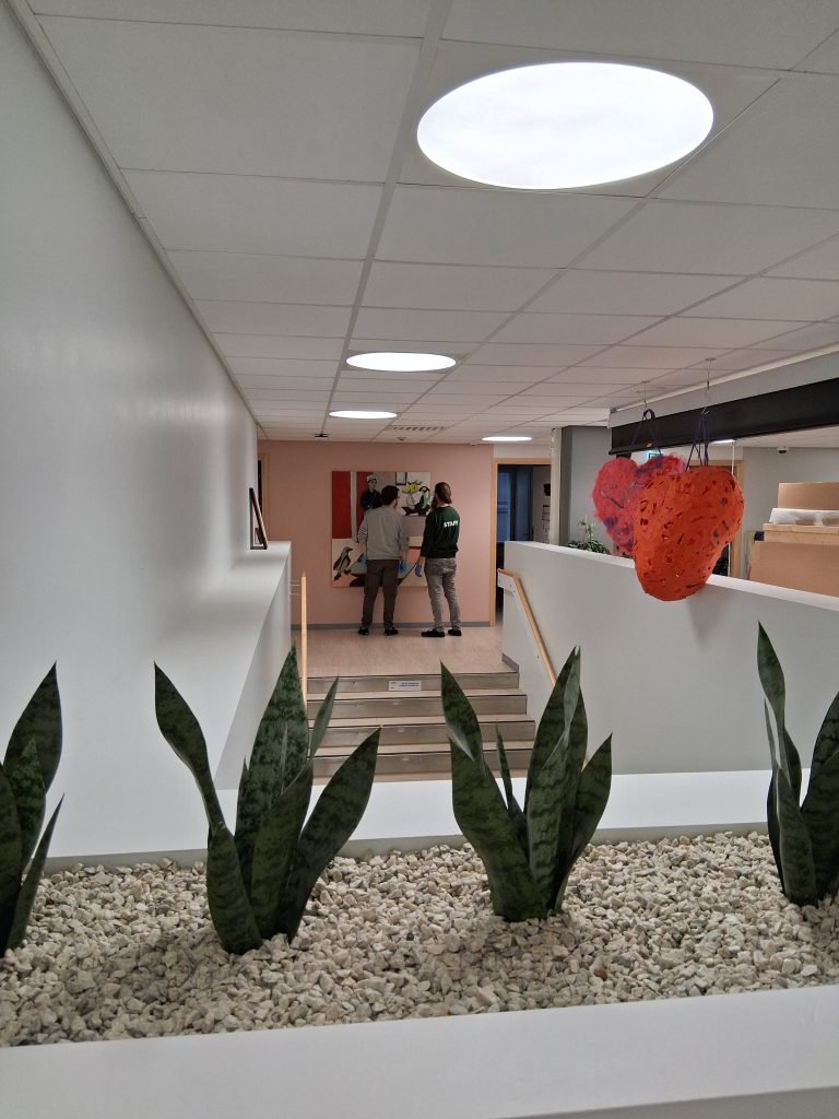 Ohjaamon portaikko, taustalla Rauha Mäkilän teos Lust For Life, 2023