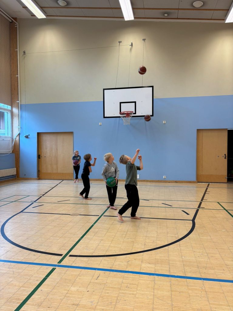 Lapsia pelaamassa koripalloa