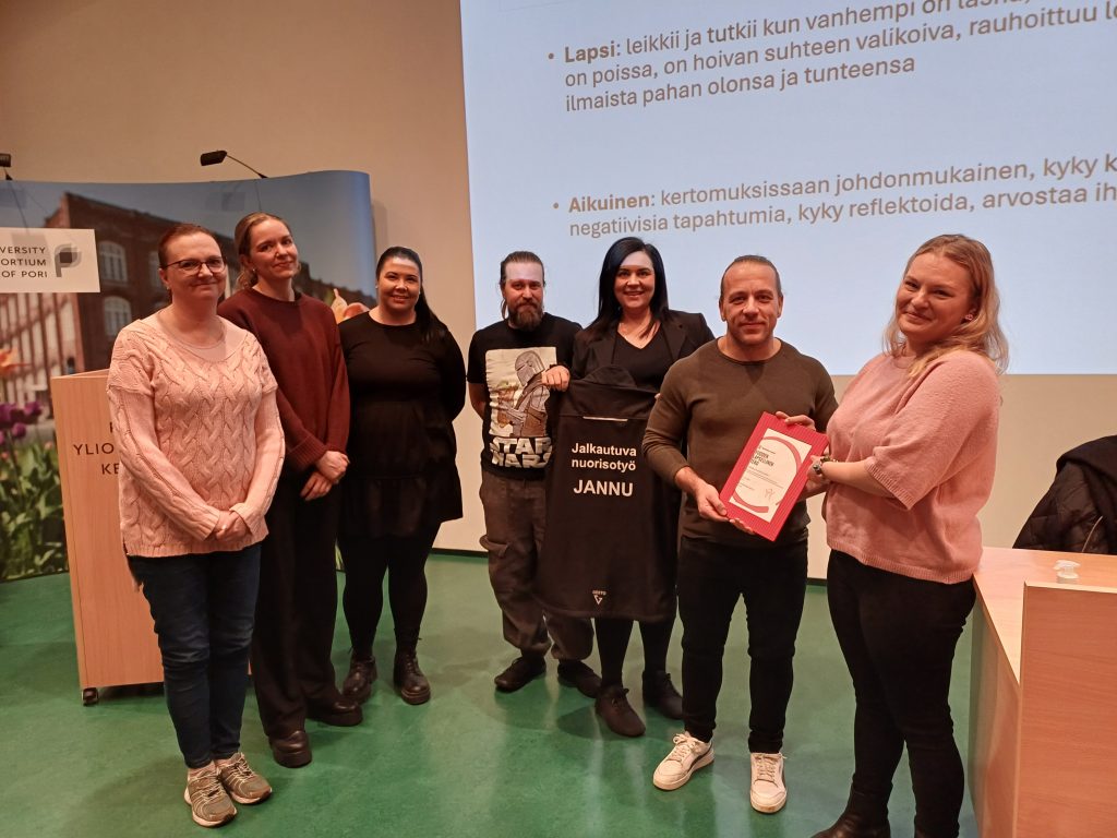 Jalkautuva nuorisotyö JANNU vastaanottamassa palkintoa