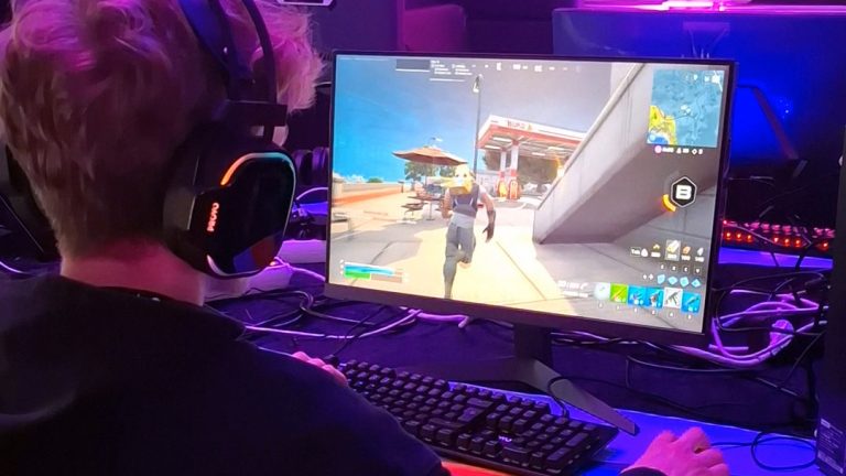 Henkilö pelaamassa tietokoneella