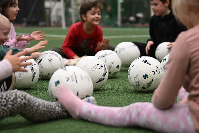 Reilun kaupan jalkapalloja, joilla lapset leikkivät
