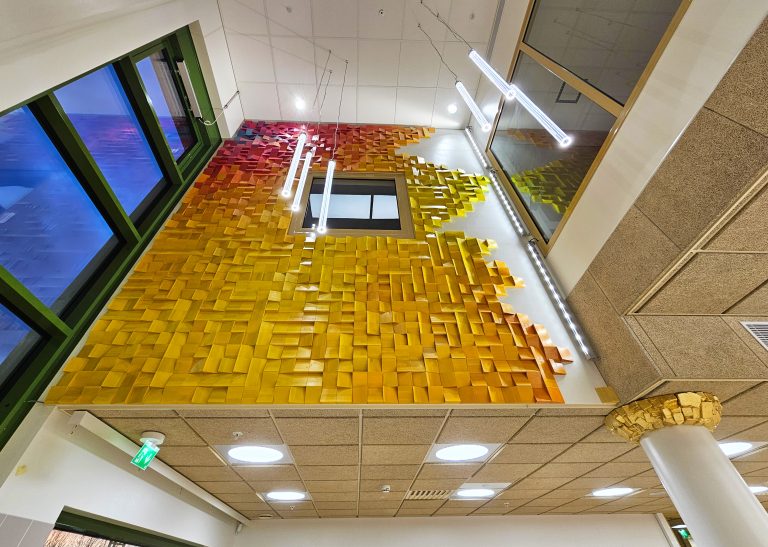 Tuhat ja yksi valoa -reliefi Päiväkoti Koivistoisen ruokasalin seinällä