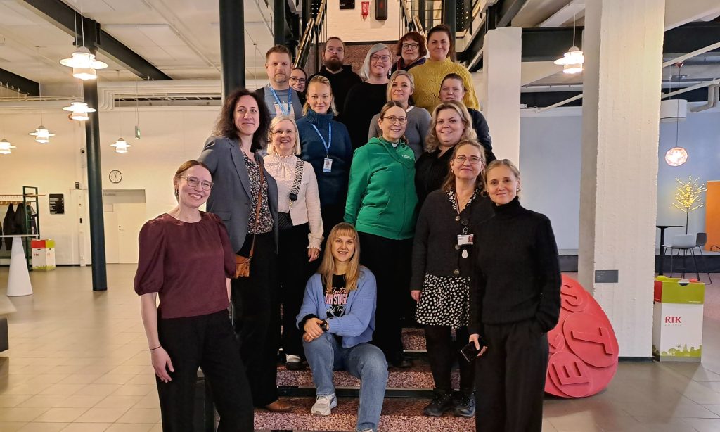 Oodi-projektiin osallistuvat henkilöt yliopistokeskuksen rappusilla