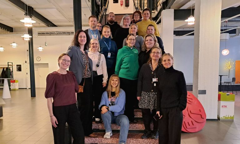 Oodi-projektiin osallistuvat henkilöt yliopistokeskuksen rappusilla