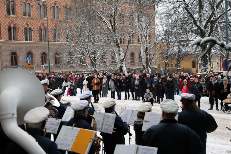 Joulurauhan julistus, laulavia ihmisiä ja soittokunta
