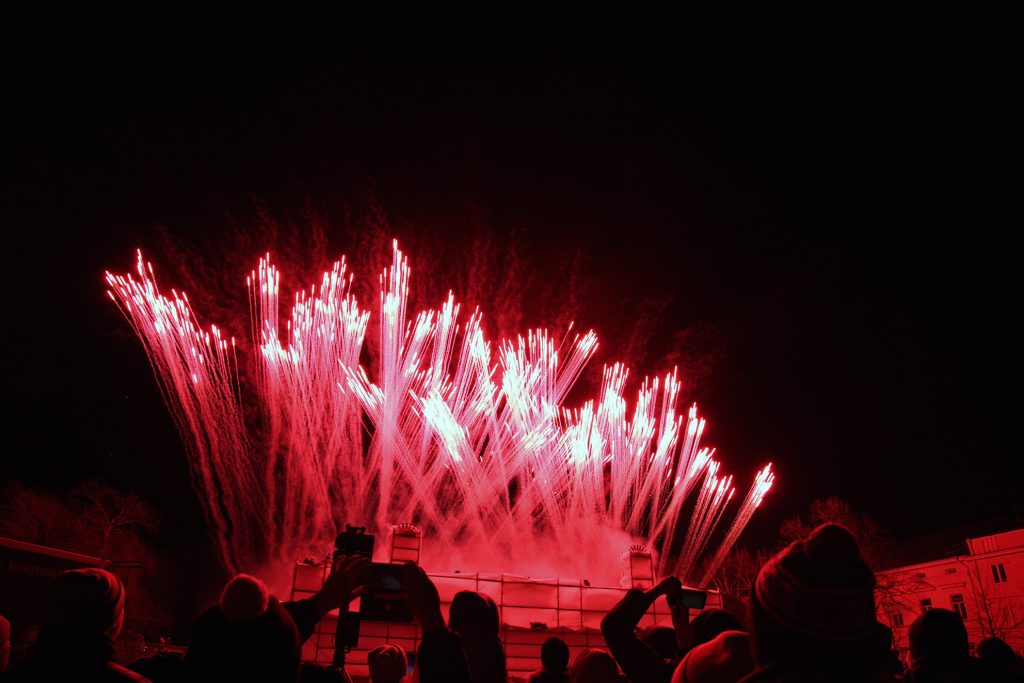 Tummalla taivaalla punertava pyroshow