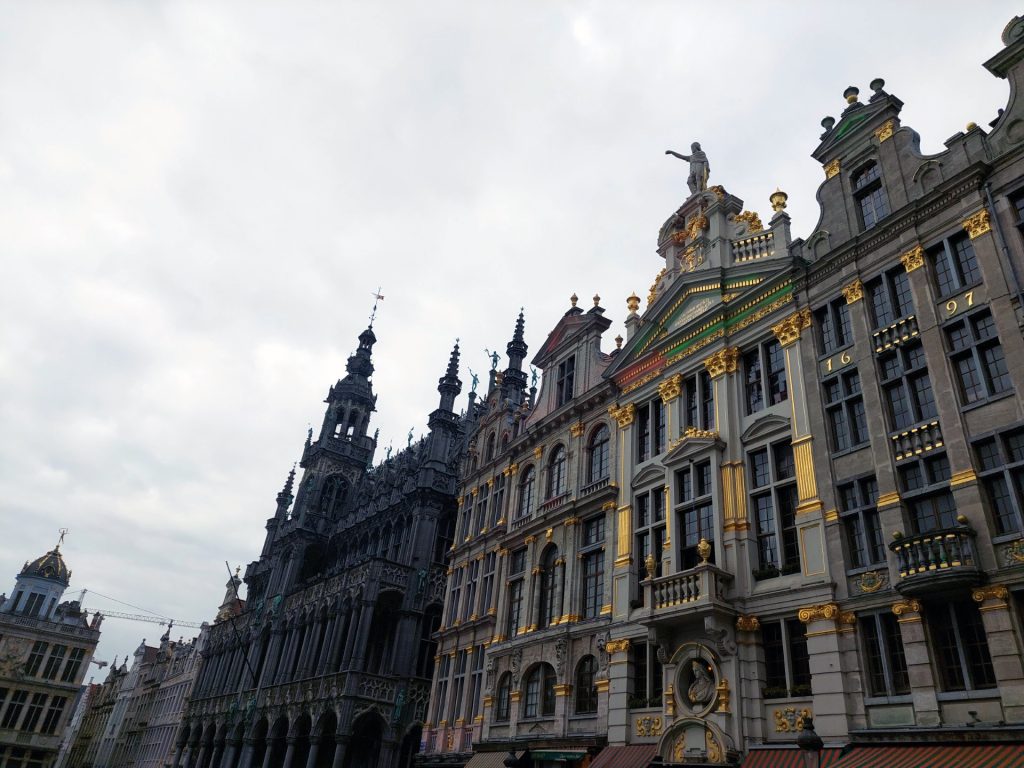 Kuvassa näkyy upea, historiallinen Brysselin Grand Place, joka on yksi Belgian tunnetuimmista nähtävyyksistä.