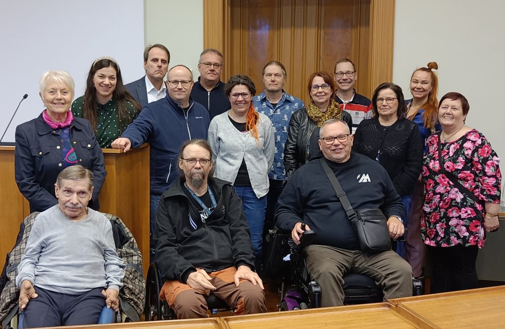 Osa vammaisneuvoston jäsenistä ja varajäsenistä ryhmäkuvassa joulukuussa 2025.