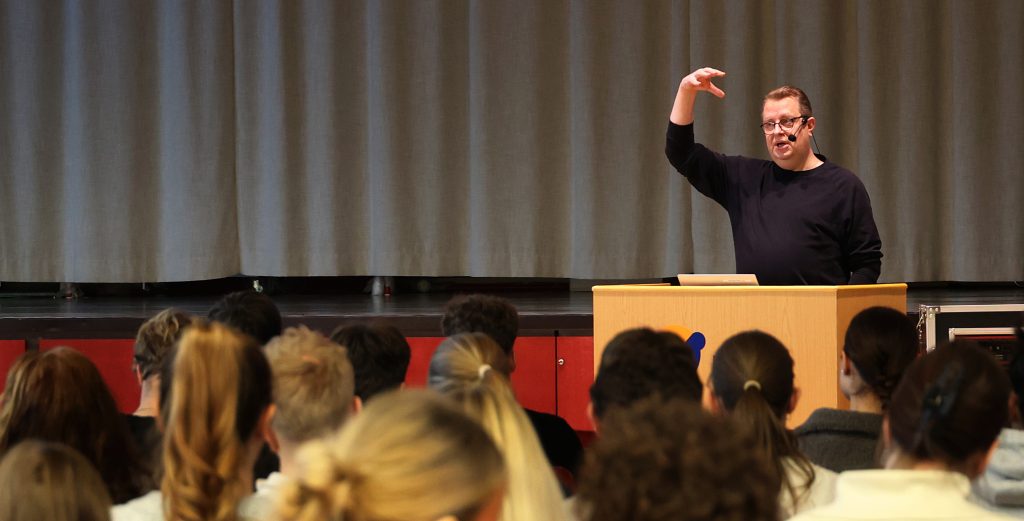 Lukion tiedeviikon puhuja Ville Lähde