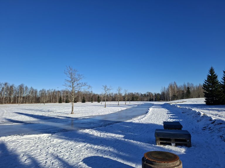 Nuotiopaikka ja luistelurata aukealla