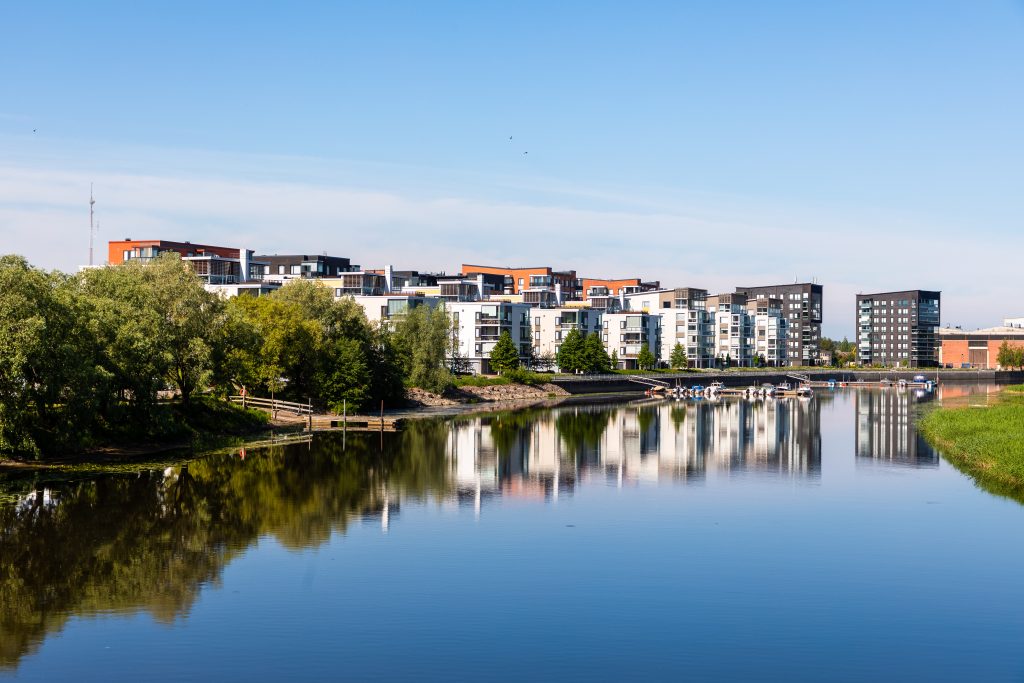 Karjarannan kerrostaloja kesällä