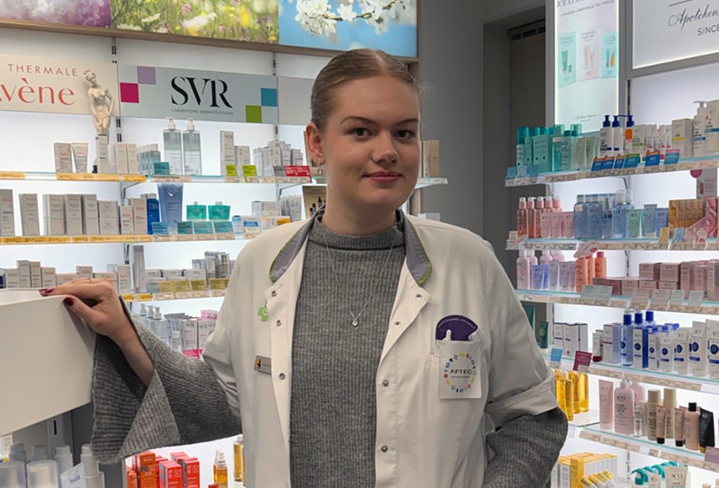 Sonia Saarela työssään apteekissa.