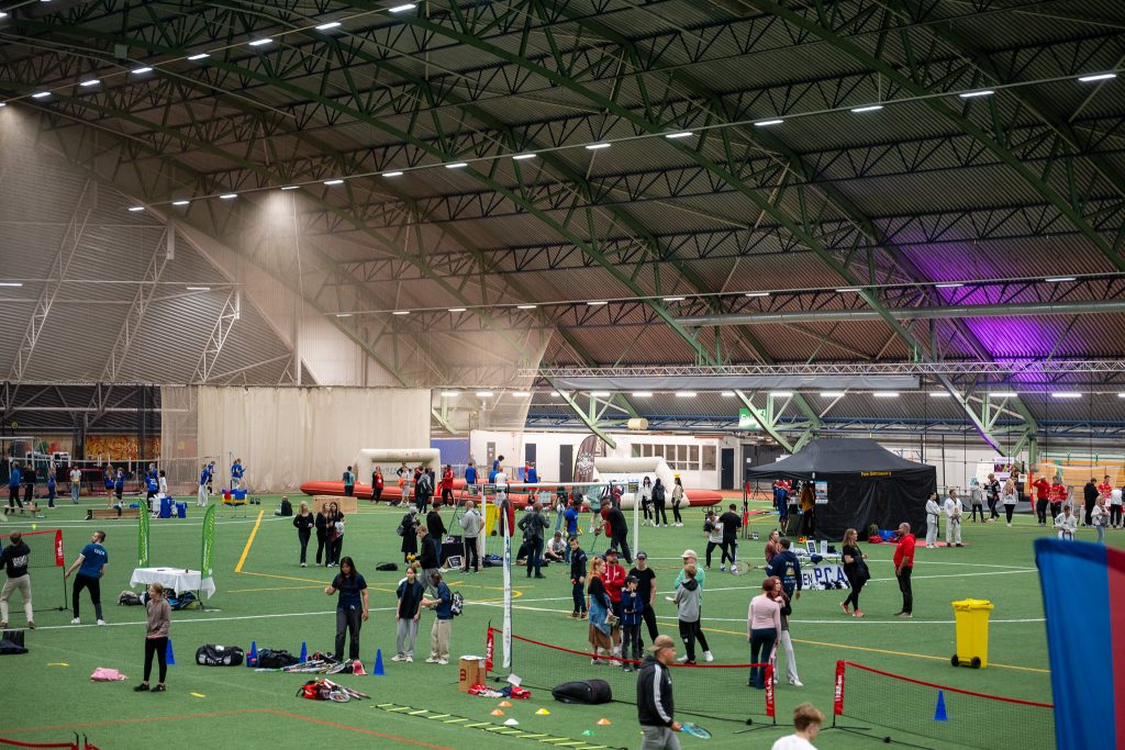 Ihmisiä tekonurmihallissa