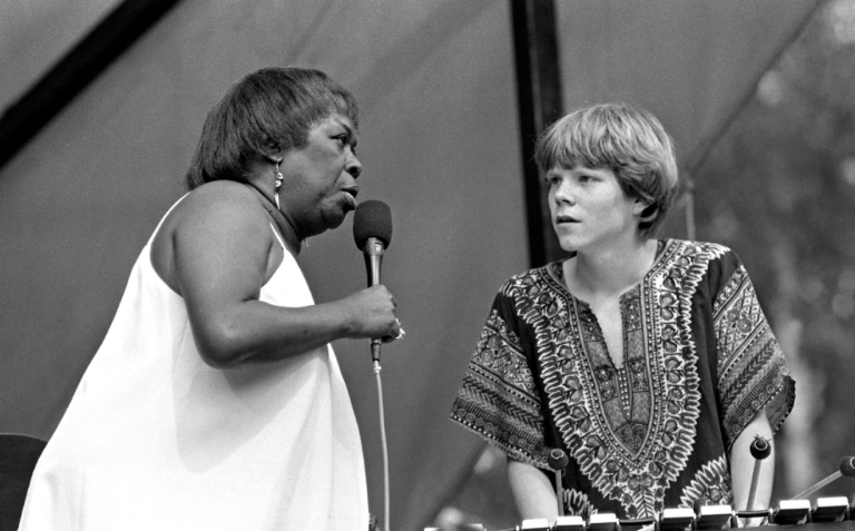 Mustavalkoisessa kuvassa vasemmalla Sarah Vaughan ja oikealla puolella nuori Severi Pyysalo