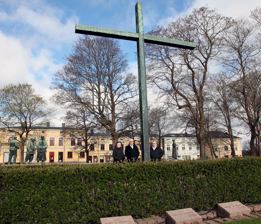 Kuva vuoden 2025 kansallisen veteraanipäivän seppeleenlaskusta, jossa rintamaveteraaniasiain neuvottelukunnan seppelpartio on laskenut Porin kaupungin seppeleen Keski-Porin sankarihautausmaan sankariristille.