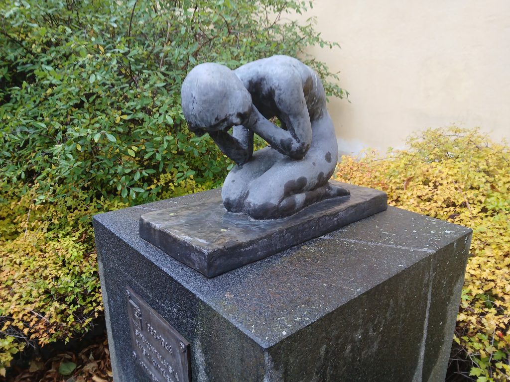 Emil Cedercreutzin Itkevä tyttö -veistos