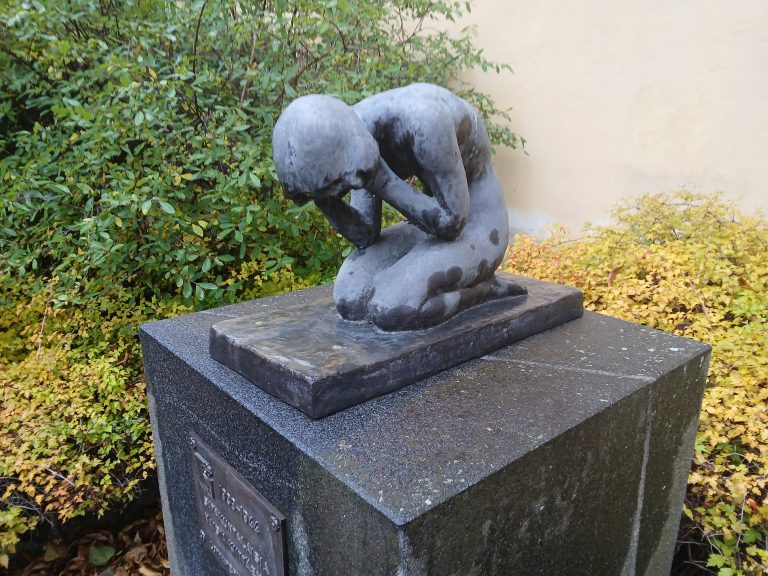 Emil Cedercreutzin Itkevä tyttö -veistos