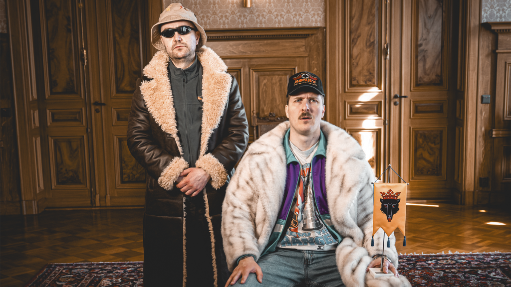 Porittajat Jari ja Vesku kaupungnitalolla