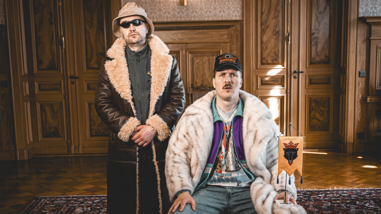 Porittajat Jari ja Vesku kaupungnitalolla