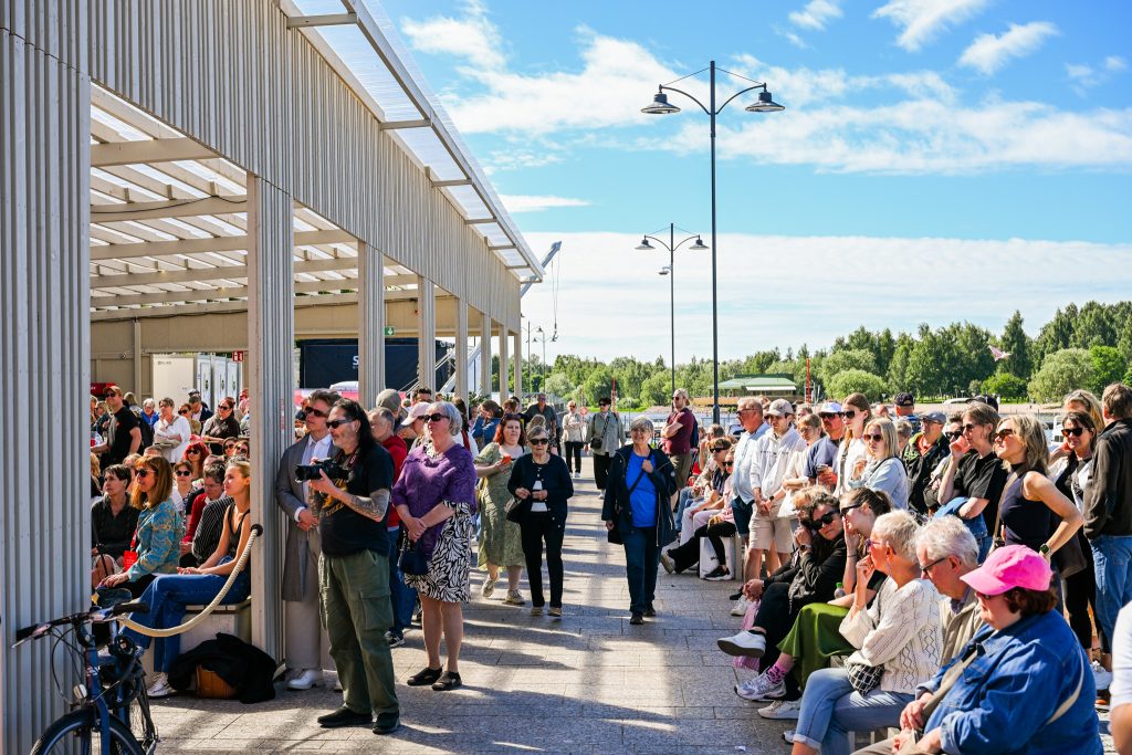 Ihmisiä Etelärannan Shots Paviljongissa