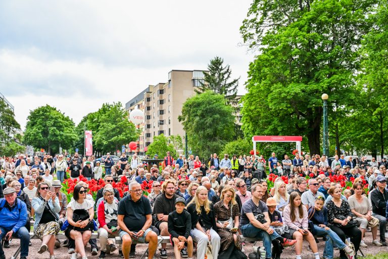 Raatihuoneenpuiston lavan yleisöä
