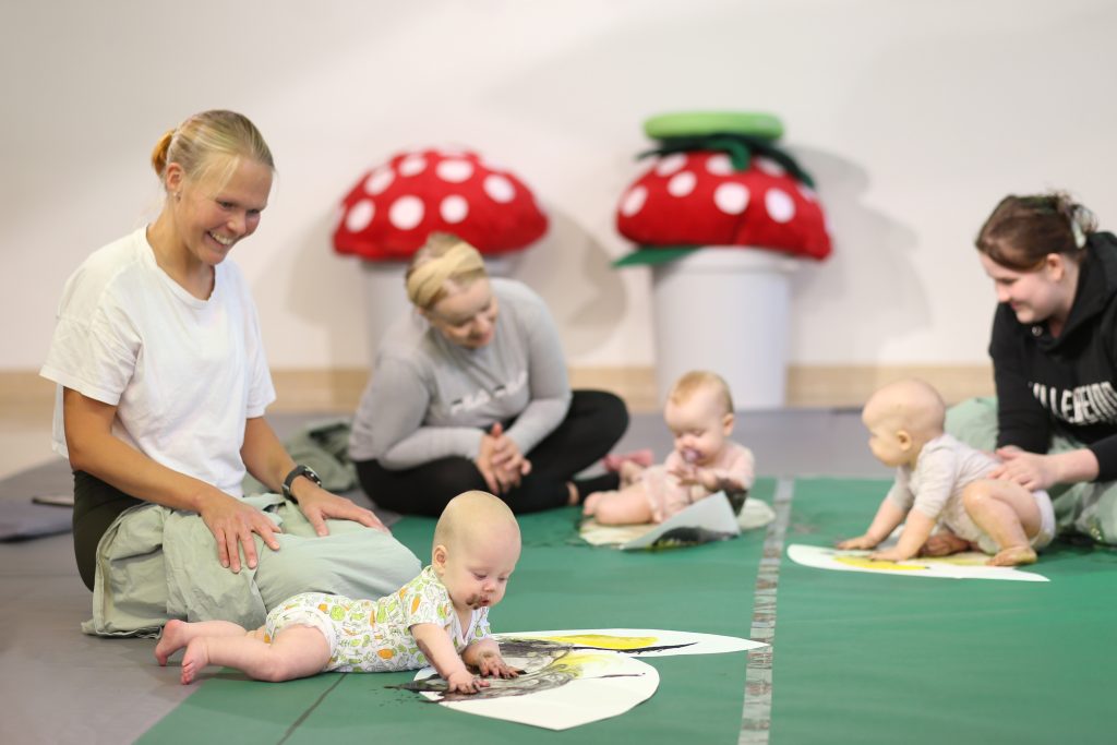 Lapsia ja vanhempia vauvojen värikylvyssä