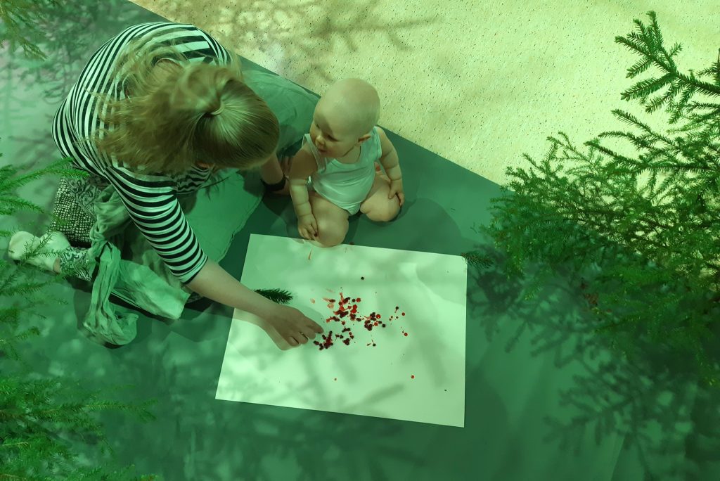 Lapsi ja vanhempi vauvojen värikylvyssä