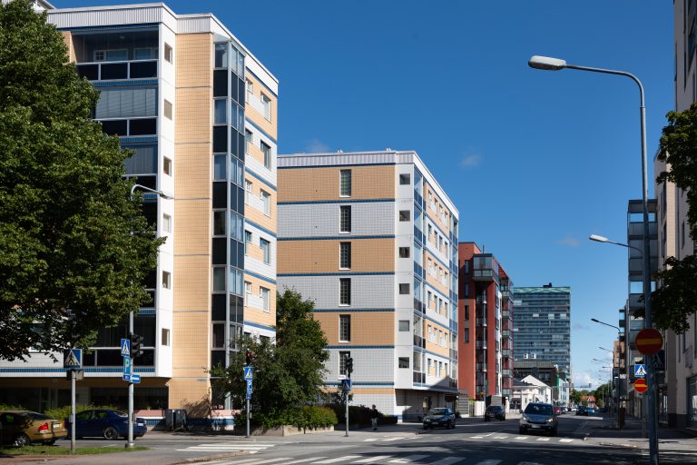 Mikonkadun ja Eteläpuiston risteys kesällä