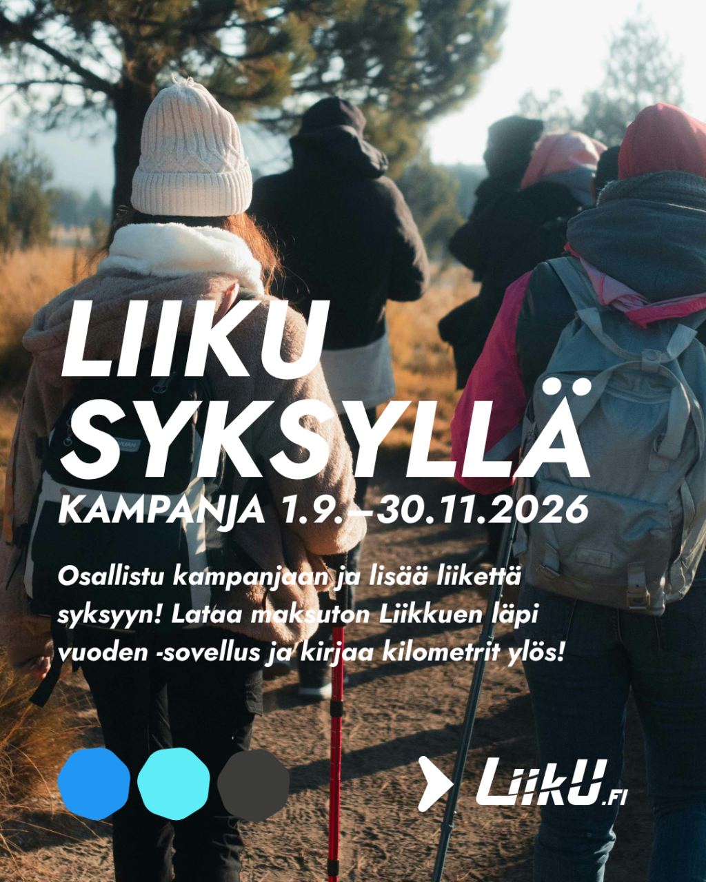 Ulkopolulla kävelevä retkiryhmä syksyisessä metsämaisemassa. Kuvan etualalla näkyy kaksi reppua kantavaa henkilöä, joista toisella on sauvat. Kuvan päällä on kampanjateksti: ”Liiku syksyllä”, ”Kampanja 1.9.–30.11.2026” sekä kehotus osallistua kampanjaan lataamalla maksuton Liikkuen läpi vuoden -sovellus ja kirjaamalla kilometrit ylös. Alareunassa näkyvät kampanjan tunnuskuviot ja Liikku.fi-logo.