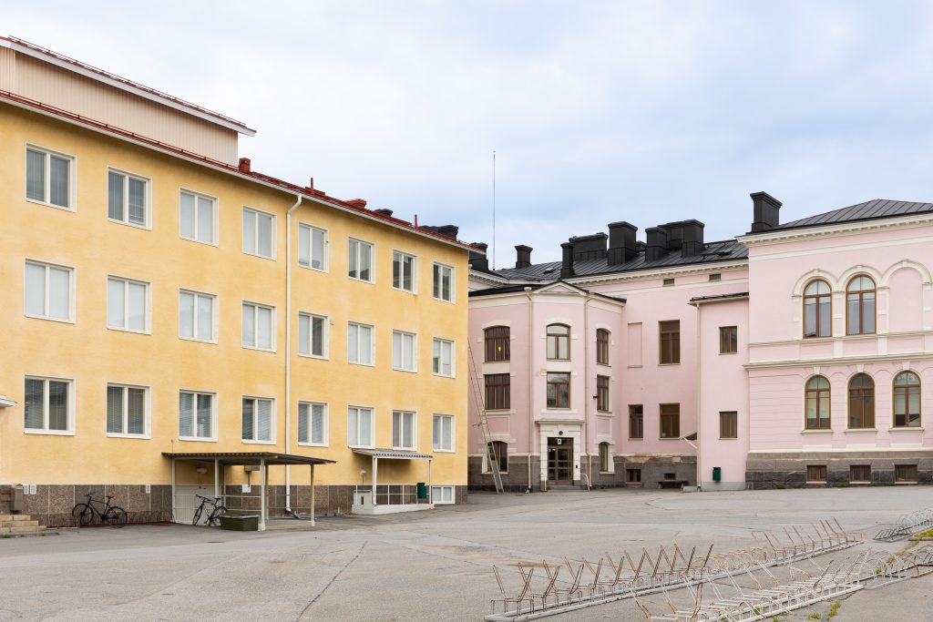 Porin Lyseo sisäpihalta kuvattuna